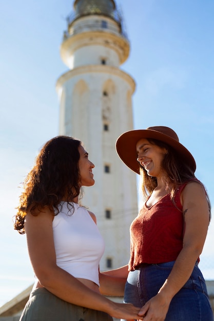 Foto gratuita mujeres de vista lateral posando con un faro