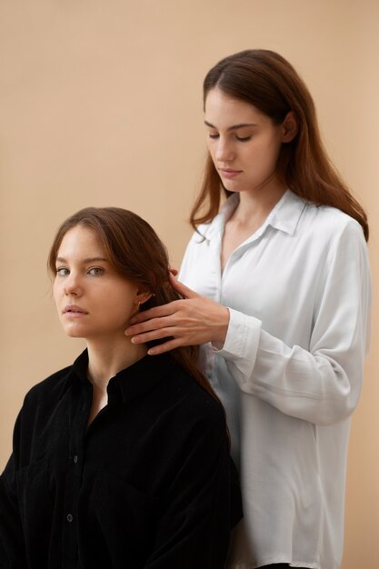 Mujeres de vista lateral que pasan tiempo juntas