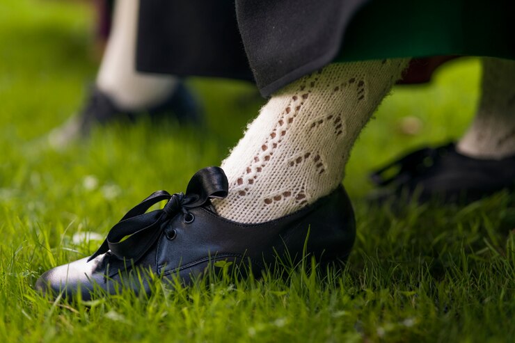 Foto gratuito mujeres en vista lateral de zapatos tradicionales