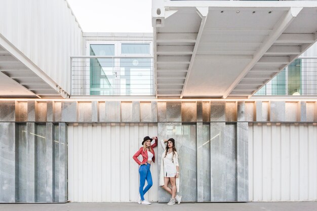 Mujeres de Yong posando junto a la pared moderna