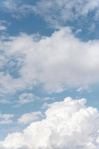 Mullidas nubes en el cielo tiro vertical