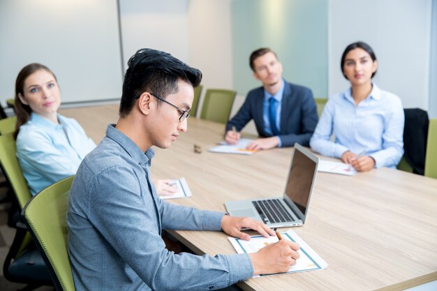 Multiétnico negocios que asisten a Seminario