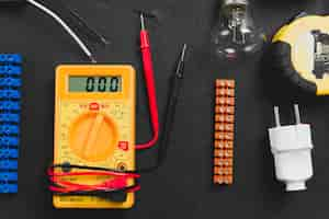 Foto gratuita multímetro e instrumentos eléctricos en la mesa