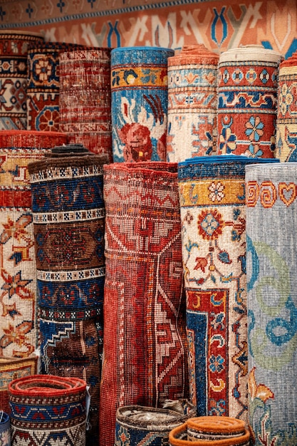 Foto gratuita múltiples alfombras en el gran bazar de estambul, turquía