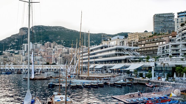 Múltiples barcos amarrados y yates en Mónaco