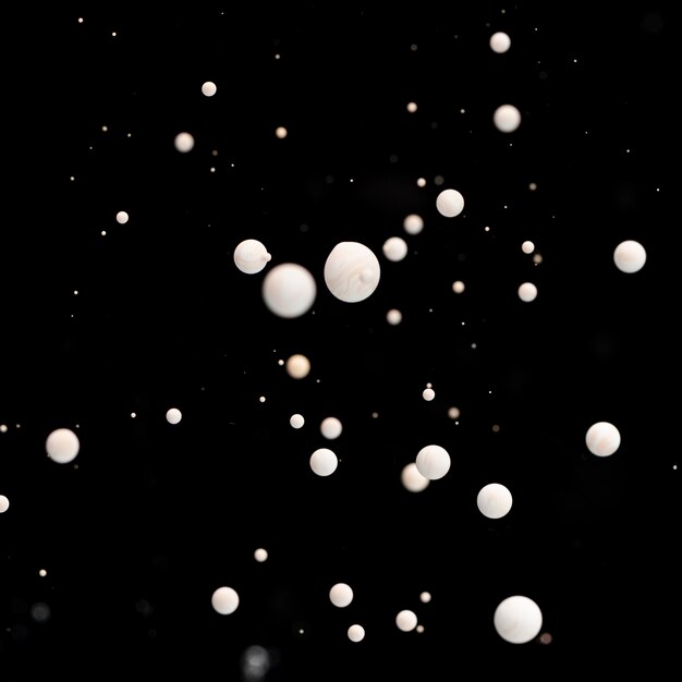 Múltiples bolas acrílicas abstractas en primer plano de agua