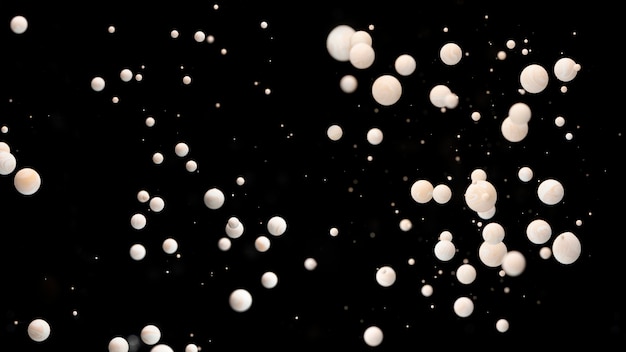 Múltiples bolas de acrílico abstractas en agua sobre fondo negro