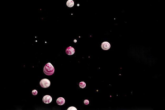 Múltiples bolas de acrílico abstractas en agua