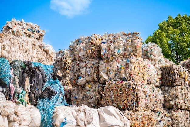 Foto gratuita múltiples cubos de basura plástica comprimida cerca de la fábrica de reciclaje de residuos