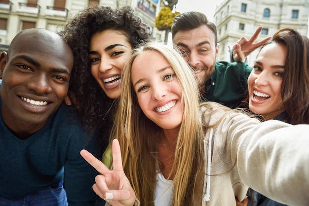 Multiracial, grupo, joven, gente, toma, selfie