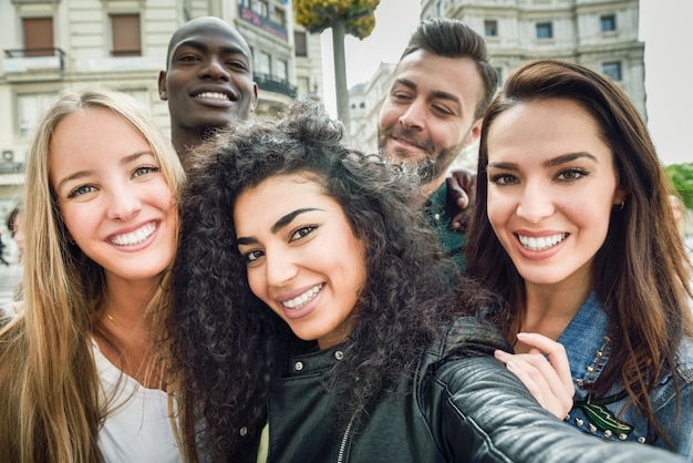 Multiracial, grupo, joven, gente, toma, selfie