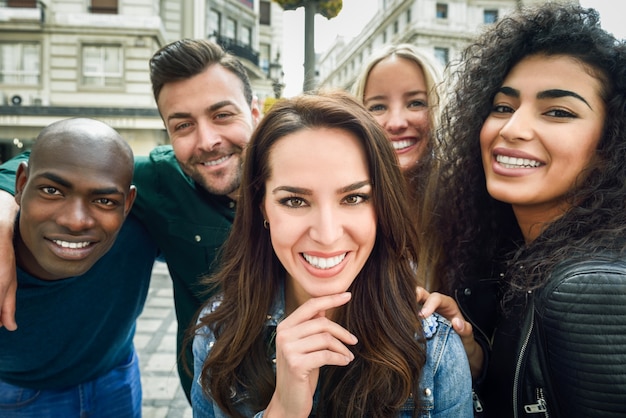 Multiracial, grupo, joven, gente, toma, selfie