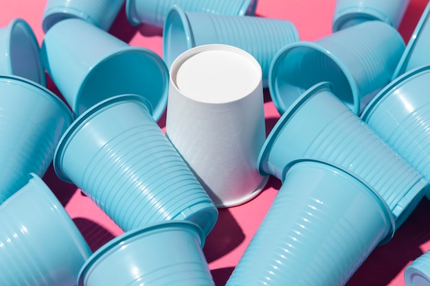 Multitud de vasos de plástico azul