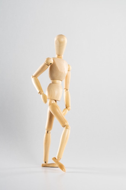 Muñeca de madera pose como caminar