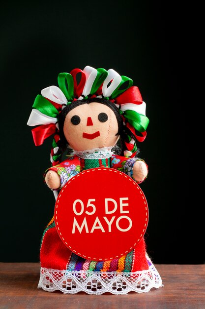 Muñeca mexicana con cartel del 5 de mayo