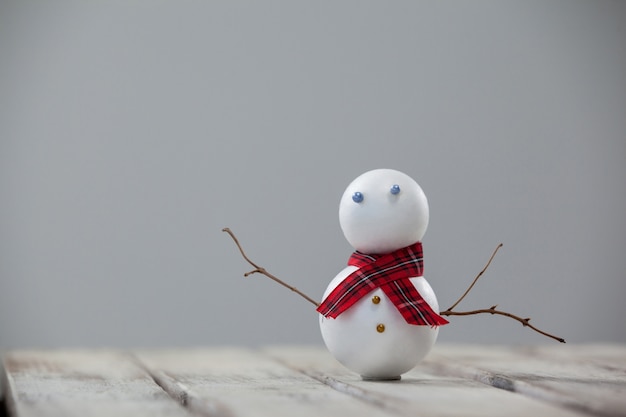 Muñeco de nieve sobre una mesa de madera