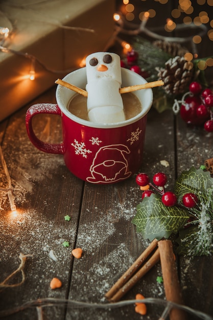 Foto gratuita muñeco de nieve en la taza de café