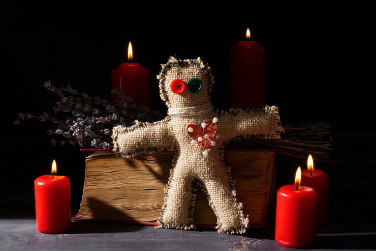 Foto gratuito muñeco vudú de alto ángulo y velas.