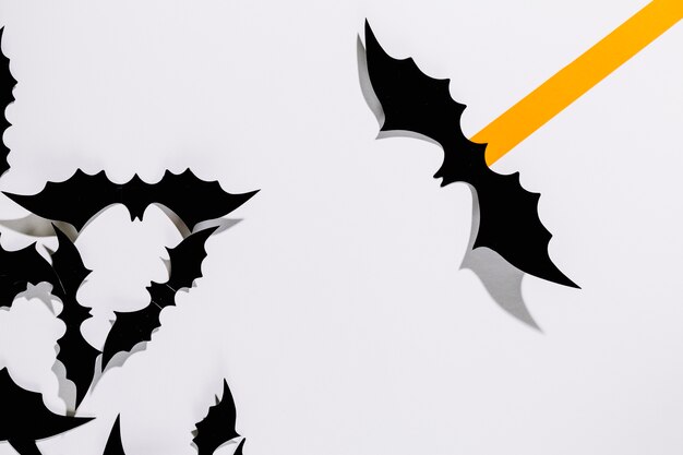 Murciélagos de Halloween decorativos con rayas de papel naranja