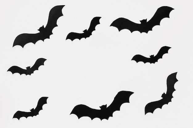 Murciélagos oscuros recortados de papel