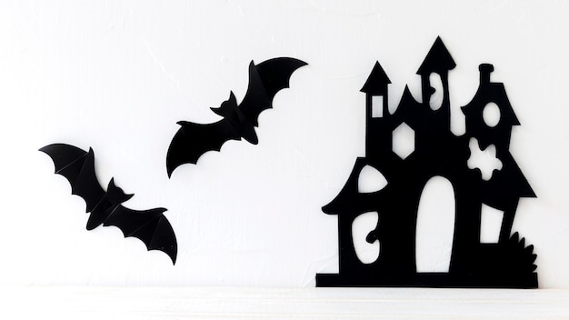 Murciélagos de papel colgando cerca del castillo