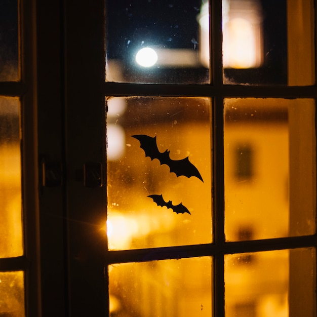 Murciélagos de papel de Halloween pegados en la ventana