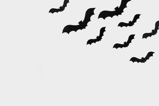 Murciélagos voladores cortados de papel