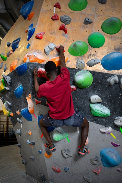 Foto gratuita muro de escalada de hombre de tiro completo