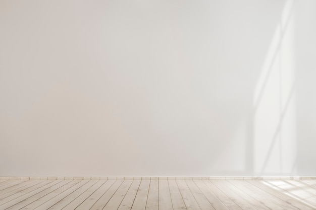 Muro de hormigón en blanco blanco con piso de madera