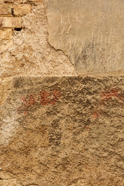 Muro de hormigón con ladrillos y superficie desgastada.