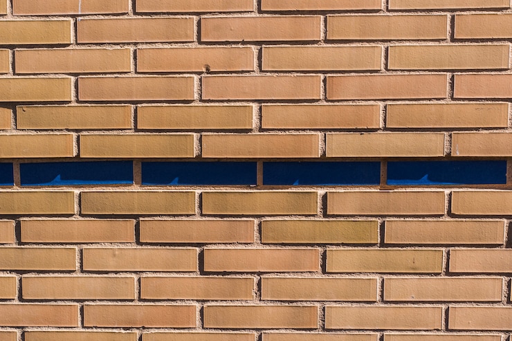 Foto gratuito muro de ladrillo con ladrillos azules en medio