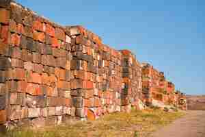 Foto gratuita muros restaurados de la antigua fortaleza de erebuni, el reino de urartu en la actual ereván, armenia viajar a lugares populares patrimonio de la historia humana idea para pancarta o postal