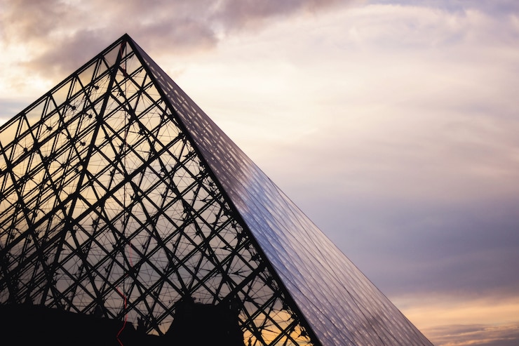 Foto gratuito museo del louvre al atardecer