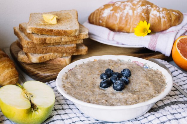 Foto gratuita mush con frutas y croissants