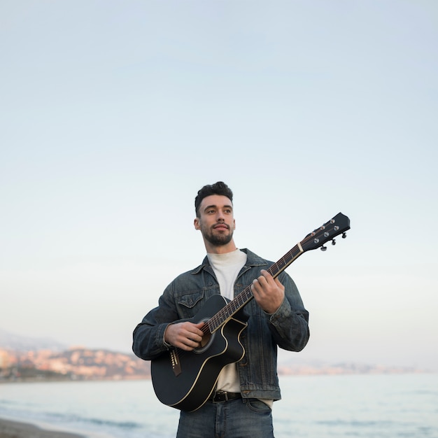 Foto gratuita música de guitarra al aire libre