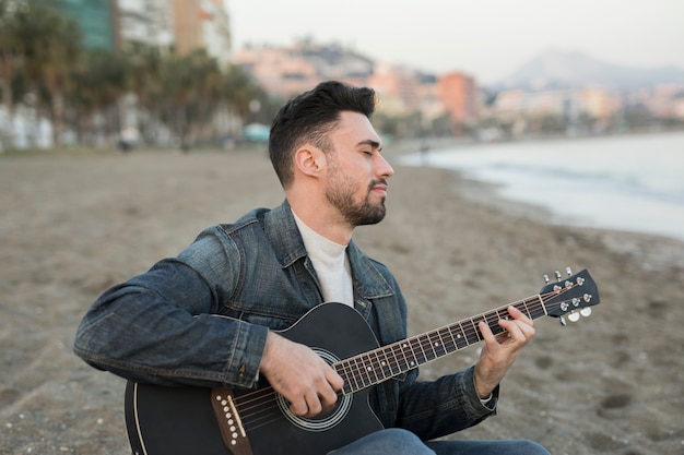 Música de guitarra al aire libre