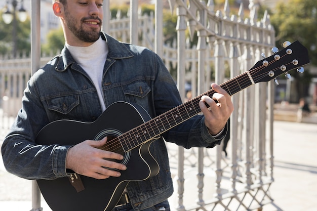 Música de guitarra al aire libre