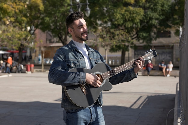 Foto gratuita música de guitarra al aire libre