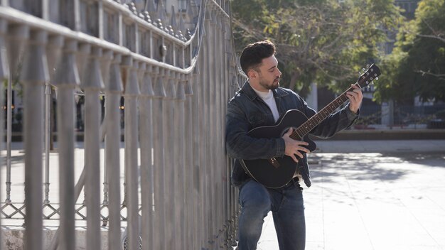 Música de guitarra al aire libre