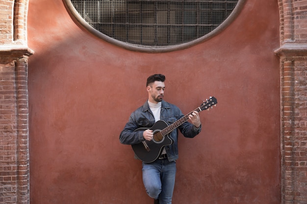 Foto gratuita música de guitarra al aire libre