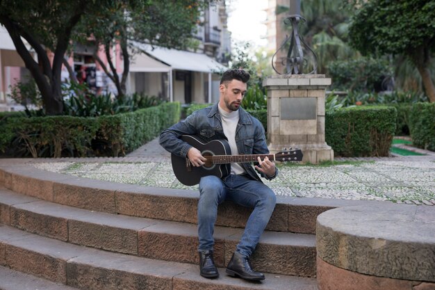 Foto gratuita música de guitarra al aire libre