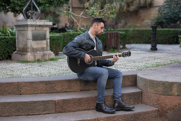 Música de guitarra al aire libre