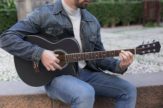 Música de guitarra al aire libre