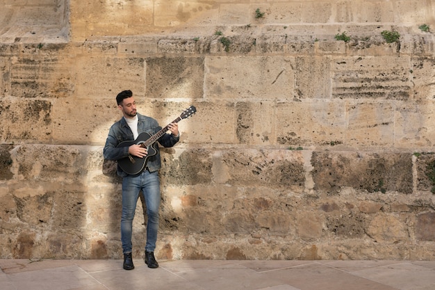 Foto gratuita música de guitarra al aire libre