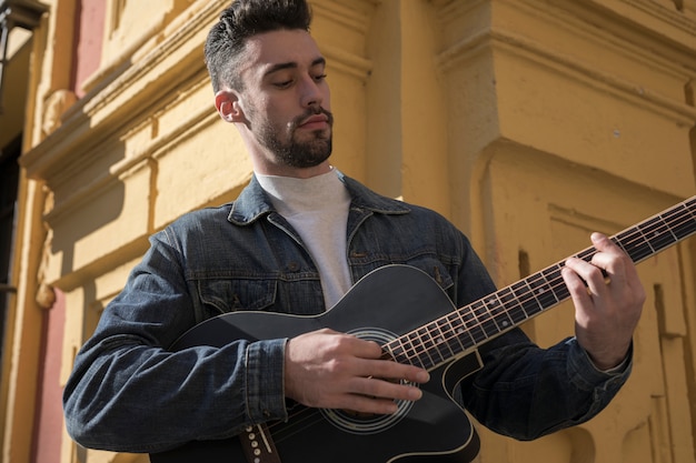 Foto gratuita música de guitarra al aire libre