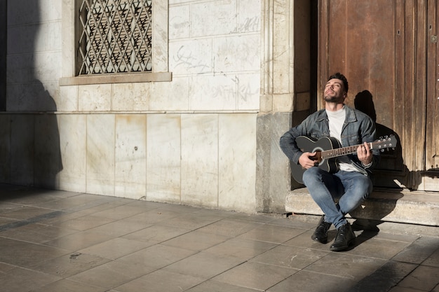 Foto gratuita música de guitarra al aire libre