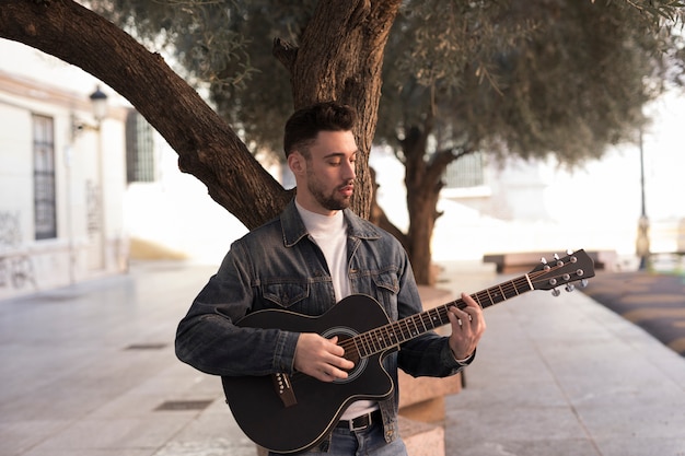 Música de guitarra al aire libre