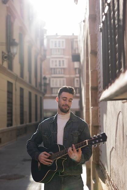 Foto gratuita música de guitarra al aire libre