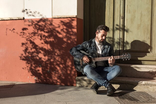 Música de guitarra al aire libre