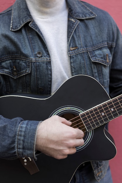 Música de guitarra al aire libre